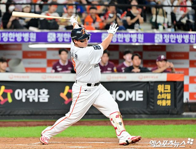 15일 오후 대전 한화생명 볼파크에서 열린 '2025 신한 SOL Bank KBO리그' 키움 히어로즈와 한화 이글스의 경기, 1회말 1사 1,2루 한화 노시환이 타격을 하고 있다. 엑스포츠뉴스DB