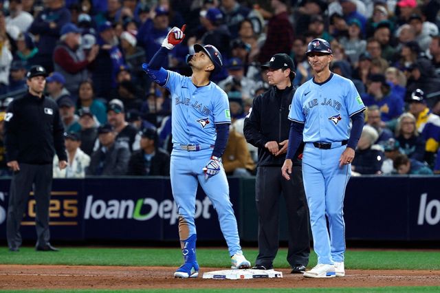 존 슈나이더 감독이 이끄는 미국 메이저리그 토론토 블루제이스가 17일(한국시간) 미국 워싱턴주 시애틀 T모바일파크에서 열린 시애틀 매리너스와의 2025 메이저리그 포스트시즌 아메리칸리그 챔피언십 시리즈(ALCS, 7전 4승제, 시애틀 2승 1패) 4차전에서 8-2 대승을 거뒀다. 사진 연합뉴스