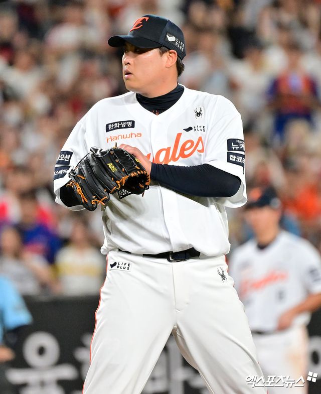  14일 오후 대전 한화생명 볼파크에서 열린 '2025 신한 SOL Bank KBO리그' 롯데 자이언츠와 한화 이글스의 경기, 7회초 2사 2루 한화 류현진이 피치컴으로 사인을 내고 있다. 엑스포츠뉴스DB
