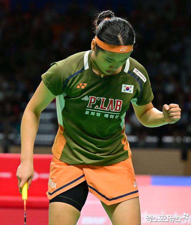 세계랭킹 1위 안세영이 17일(한국시간) 덴마크 오덴세에서 열린 2025 세계배드민턴연맹(BWF) 월드투어 슈퍼 750 덴마크오픈 여자 단식 8강전에서 세계랭킹 10위 일본의 미야자키 토모카에 게임 스코어 2-1(16-21 21-9 21-6)로 승리, 4강 진출에 성공했다. 사진 엑스포츠뉴스 DB