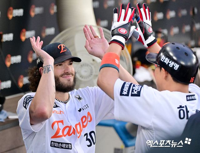 김경문 감독이 이끄는 한화는 17일 대전 한화생명 볼파크에서 삼성과 플레이오프 1차전을 치른다.&nbsp;한화와 삼성은 지난 2007년 준플레이오프 이후 18년 만에 가을야구에서 격돌, 당시 3전 2선승제 격돌에서 한화가 2승1패를 기록하고 플레이오프에 진출했다. 이날 한화는 삼성 선발 헤르손 가라비토를 상대로 손아섭(지명타자)~리베라토(중견수)~문현빈(좌익수)~노시환(3루수)~채은성(1루수)~하주석(2루수)~김태연(우익수)~최재훈(포수)~심우준(유격수) 순으로 선발 라인업을 꾸렸다. 사진은 코디 폰세와 하주석. 엑스포츠뉴스DB