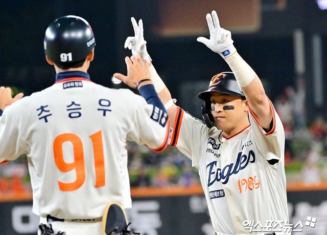 김경문 감독이 이끄는 한화는 17일 대전 한화생명 볼파크에서 삼성과 플레이오프 1차전을 치른다.&nbsp;한화와 삼성은 지난 2007년 준플레이오프 이후 18년 만에 가을야구에서 격돌, 당시 3전 2선승제 격돌에서 한화가 2승1패를 기록하고 플레이오프에 진출했다. 이날 한화는 삼성 선발 헤르손 가라비토를 상대로 손아섭(지명타자)~리베라토(중견수)~문현빈(좌익수)~노시환(3루수)~채은성(1루수)~하주석(2루수)~김태연(우익수)~최재훈(포수)~심우준(유격수) 순으로 선발 라인업을 꾸렸다. 사진은 손아섭. 엑스포츠뉴스DB엑스포츠뉴스DB