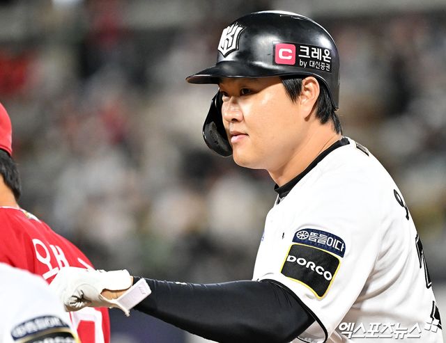 1일 오후 수원KT위즈파크에서 열린 '2024 신한 SOL Bank KBO리그' SSG 랜더스와 KT 위즈의 5위 결정전 경기, 8회말 무사 1루 KT 오재일이 우전안타를 날린 후 기뻐하고 있다. 엑스포츠뉴스DB