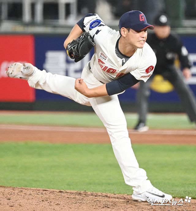 롯데 자이언츠 좌완 김진욱이 지난 16일 김해 상동구장에서 열린 2025 울산-KBO Fall League 일본 독립리그팀과의 경기에 선발등판, 5이닝 7피안타 2피홈런 2볼넷 4탈삼진 3실점을 기록했다. 사진 엑스포츠뉴스 DB