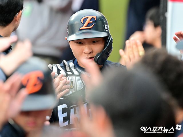 김경문 감독이 이끄는 한화는 17일 대전 한화생명 볼파크에서 삼성과 플레이오프 1차전을 치른다.&nbsp;한화와 삼성은 지난 2007년 준플레이오프 이후 18년 만에 가을야구에서 격돌, 당시 3전 2선승제 격돌에서 한화가 2승1패를 기록하고 플레이오프에 진출했다. 이날 한화는 삼성 선발 헤르손 가라비토를 상대로 손아섭(지명타자)~리베라토(중견수)~문현빈(좌익수)~노시환(3루수)~채은성(1루수)~하주석(2루수)~김태연(우익수)~최재훈(포수)~심우준(유격수) 순으로 선발 라인업을 꾸렸다. 사진은 김태연. 엑스포츠뉴스DB