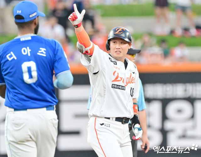 김경문 감독이 이끄는 한화는 17일 대전 한화생명 볼파크에서 삼성과 플레이오프 1차전을 치른다.&nbsp;한화와 삼성은 지난 2007년 준플레이오프 이후 18년 만에 가을야구에서 격돌, 당시 3전 2선승제 격돌에서 한화가 2승1패를 기록하고 플레이오프에 진출했다. 이날 한화는 삼성 선발 헤르손 가라비토를 상대로 손아섭(지명타자)~리베라토(중견수)~문현빈(좌익수)~노시환(3루수)~채은성(1루수)~하주석(2루수)~김태연(우익수)~최재훈(포수)~심우준(유격수) 순으로 선발 라인업을 꾸렸다. 사진은 하주석. 엑스포츠뉴스DB 엑스포츠뉴스DB