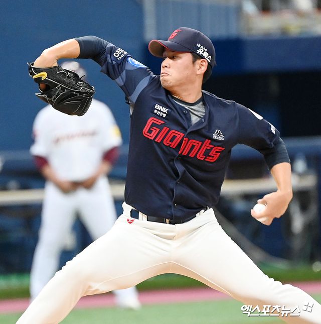 롯데 자이언츠 좌완 김진욱이 지난 16일 김해 상동구장에서 열린 2025 울산-KBO Fall League 일본 독립리그팀과의 경기에 선발등판, 5이닝 7피안타 2피홈런 2볼넷 4탈삼진 3실점을 기록했다. 사진 엑스포츠뉴스 DB