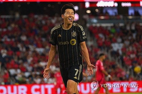 영국 매체 더선은 16일(한국시간) 손흥민(LAFC)이 미국프로축구 메이저리그사커(MLS) 시즌이 끝나면 유럽에서 단기간 뛸 수 있는 조항이 계약서에 포함돼 잉글리기 프리미어리그로 복귀할 가능성이 있다고 보도했다. 토트넘 홋스퍼 팬들도 구단에서 무려 10년을 뛴 레전드 손흥민이 2025 MLS 시즌이 끝나면 친정팀으로 돌아와 다시 토트넘 유니폼을 입고 경기를 뛸 수 있기를 바라고 있다. 연합뉴스
