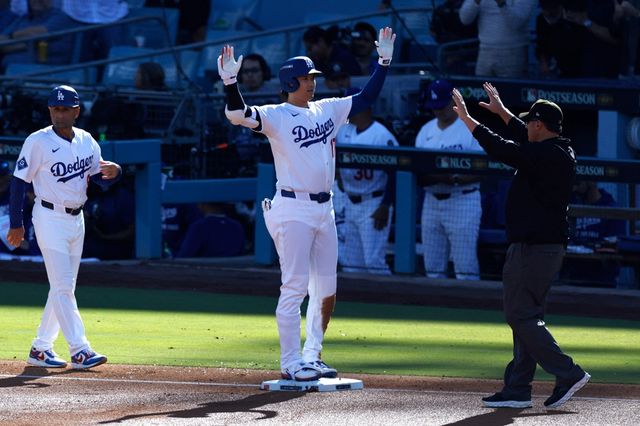미국 메이저리그 LA 다저스의 오타니 쇼헤이가 17일(한국시간) 미국 캘리포니아주 로스앤젤레스의 다저스타디움에서 열린 2025 메이저리그 포스트시즌 밀워키 브루어스와의 내셔널리그 챔피언십시리즈(NLCS, 7전 4승제, 다저스 2승) 3차전에서 1안타 1득점을 기록했다. 사진 연합뉴스