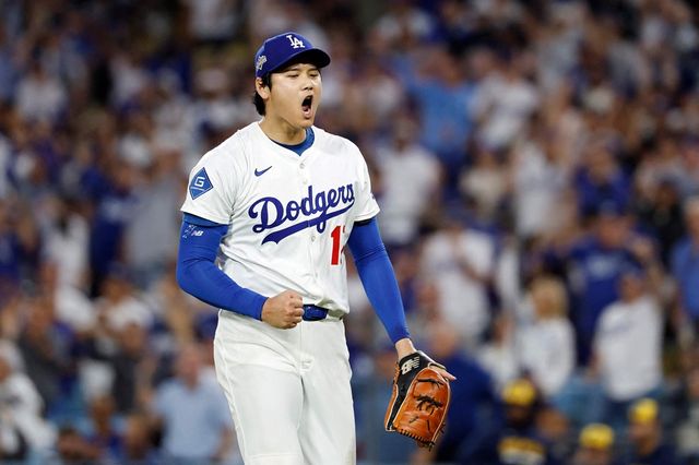 미국 메이저리그 LA 다저스의 오타니 쇼헤이가 18일(한국시간) 미국 캘리포니아주 로스앤젤레스의 다저스타디움에서 열린 밀워키 브루어스와의 2025 메이저리그 포스트시즌 내셔널리그 챔피언십시리즈(NLCS, 7전 4승제, 다저스 3승) 4차전에서 선발투수로 6이닝 무실점, 1번 지명타자로 3홈런을 기록하는 활약을 펼쳤다. 사진 연합뉴스