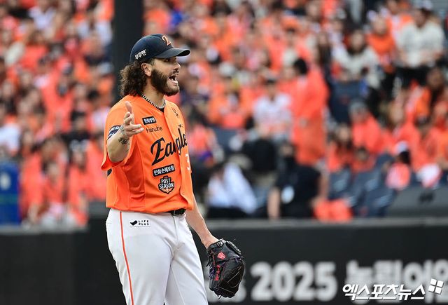 삼성과 한화는 18일 대전 한화생명볼파크에서 2025 신한 SOL 뱅크 KBO 플레이오프 1차전 맞대결을 치렀다. 이날 3회초 삼성은 무사 1, 3루 찬스를 만들었다. 타석에 들어선 구자욱은 초구 볼을 지켜본 뒤 2구째를 앞두고 타임을 요청했다. 이후 폰세가 투구 동작에 들어갈 때마다 구심에게 항의했고, 이는 폰세의 긴 투구 간격에 대한 불만 표시였다.&nbsp;폰세는 피치클락 규정에 맞춰 던졌다는 입장을 고수했다. 삼성 박진만 감독은 직접 그라운드에 나와 폰세의 투구 템포를 문제 삼았다. 구심 역시 상황을 예의주시하며 폰세가 피치클락 활용 과정에서 고의적인 시간 지연이 있었는지 관여했다. 한화 김경문 감독도 나서서 구심에게 적극적으로 설명을 이어갔다. 대전, 김한준·박지영 기자