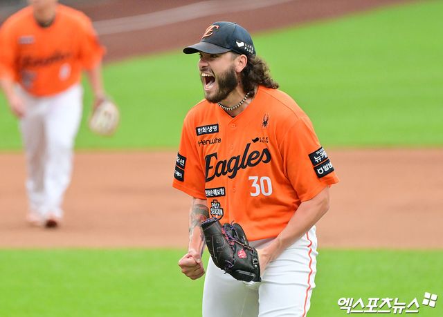 18일 오후 대전 한화생명 볼파크에서 열린 '2025 신한 SOL Bank KBO 포스트시즌' 삼성 라이온즈와 한화 이글스의 플레이오프 1차전 경기, 1회초 수비를 마친 한화 폰세가 포효하고 있다. 대전, 김한준 기자