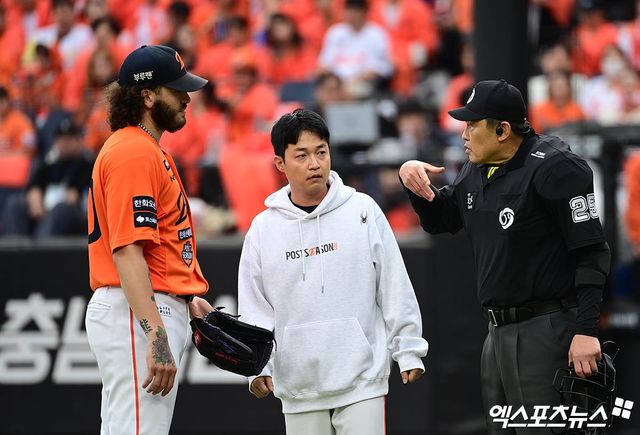 18일 오후 대전한화생명볼파크에서 열린 '2025 신한 SOL Bank KBO 포스트시즌' 삼성 라이온즈와 한화 이글스의 플레이오프 2차전 경기, 3회초 무사 1,3루 삼성 구자욱 타석 때 한화 선발투수 폰세의 투구 인터벌이 길어지며 신경전을 벌이자 박기택 주심이 폰세에게 주의를 주고 있다. 대전, 박지영 기자