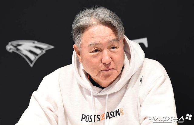 18일 오후 대전한화생명볼파크에서 열리는 '2025 신한 SOL Bank KBO 포스트시즌' 삼성 라이온즈와 한화 이글스의 플레이오프 2차전 경기에 앞서 한화 김경문 감독이 취재진과 인터뷰를 하고 있다. 대전, 박지영 기자