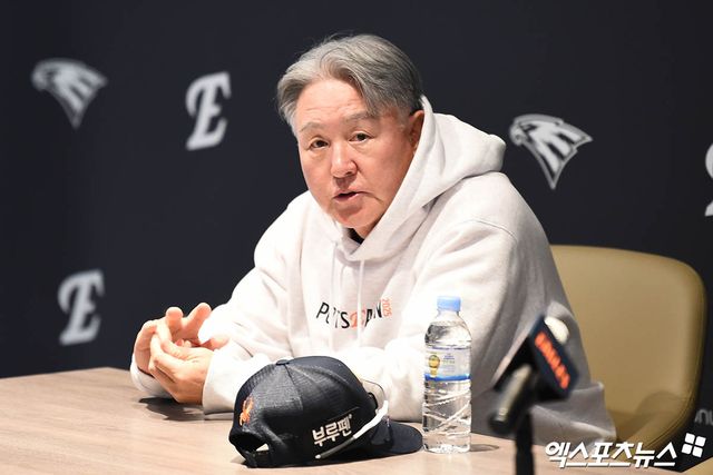 18일 오후 대전한화생명볼파크에서 열리는 '2025 신한 SOL Bank KBO 포스트시즌' 삼성 라이온즈와 한화 이글스의 플레이오프 2차전 경기에 앞서 한화 김경문 감독이 취재진과 인터뷰를 하고 있다. 대전, 박지영 기자