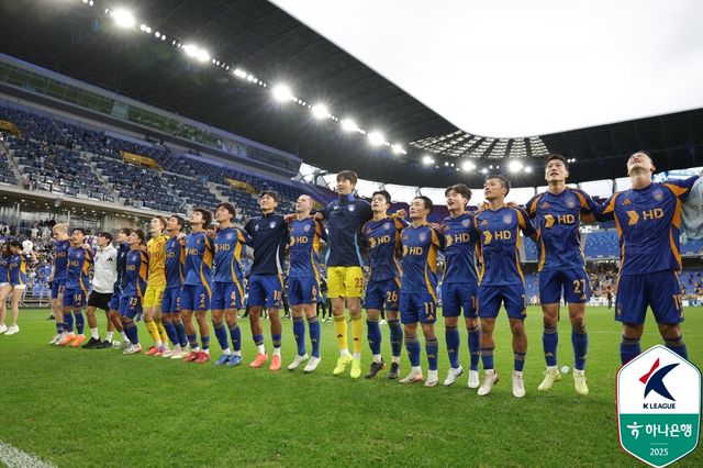 울산은 18일 울산문수축구경기장에서 열린 하나은행 K리그1 2025 33라운드 홈 경기에서 광주FC를 2-0으로 꺾었다. 울산이 K리그1에서 승리한 것은 최근 3무 4패 뒤 8경기 만이다. 2015년(최종 7위) 이후 10년 만에 하위 스플릿인 파이널B로 추락한 울산은 승점 40으로 10위에서 일단 강등권을 벗어난 9위가 됐다. 이날 경기는 노상래 감독대행 체제 뒤 첫 경기였다. 경기 중엔 37살 고참 선수 이청용이 신태용 전 감독을 사실상 저격하는 골프 세리머니를 해서 화제가 됐다. 한국프로축구연맹 