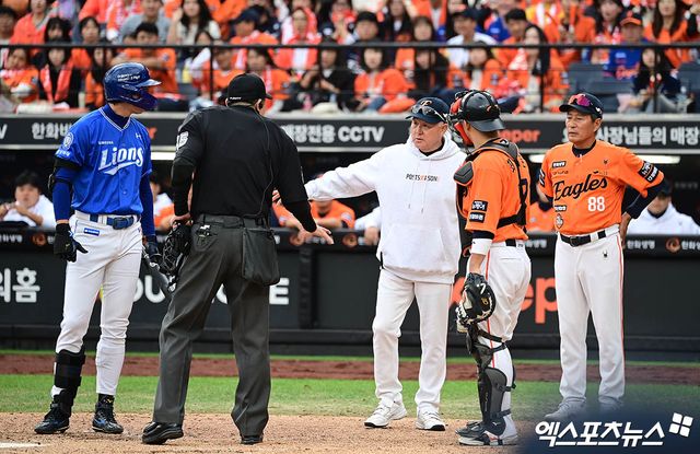 삼성과 한화는 18일 대전 한화생명볼파크에서 2025 신한 SOL 뱅크 KBO 플레이오프 1차전 맞대결을 치렀다. 이날 3회초 삼성은 무사 1, 3루 찬스를 만들었다. 타석에 들어선 구자욱은 초구 볼을 지켜본 뒤 2구째를 앞두고 타임을 요청했다. 이후 폰세가 투구 동작에 들어갈 때마다 구심에게 항의했고, 이는 폰세의 긴 투구 간격에 대한 불만 표시였다.&nbsp;폰세는 피치클락 규정에 맞춰 던졌다는 입장을 고수했다. 삼성 박진만 감독은 직접 그라운드에 나와 폰세의 투구 템포를 문제 삼았다. 구심 역시 상황을 예의주시하며 폰세가 피치클락 활용 과정에서 고의적인 시간 지연이 있었는지 관여했다. 한화 김경문 감독도 나서서 구심에게 적극적으로 설명을 이어갔다. 대전, 김한준·박지영 기자