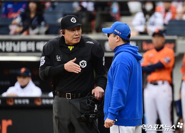 삼성과 한화는 18일 대전 한화생명볼파크에서 2025 신한 SOL 뱅크 KBO 플레이오프 1차전 맞대결을 치렀다. 이날 3회초 삼성은 무사 1, 3루 찬스를 만들었다. 타석에 들어선 구자욱은 초구 볼을 지켜본 뒤 2구째를 앞두고 타임을 요청했다. 이후 폰세가 투구 동작에 들어갈 때마다 구심에게 항의했고, 이는 폰세의 긴 투구 간격에 대한 불만 표시였다.&nbsp;폰세는 피치클락 규정에 맞춰 던졌다는 입장을 고수했다. 삼성 박진만 감독은 직접 그라운드에 나와 폰세의 투구 템포를 문제 삼았다. 구심 역시 상황을 예의주시하며 폰세가 피치클락 활용 과정에서 고의적인 시간 지연이 있었는지 관여했다. 한화 김경문 감독도 나서서 구심에게 적극적으로 설명을 이어갔다. 대전, 김한준·박지영 기자