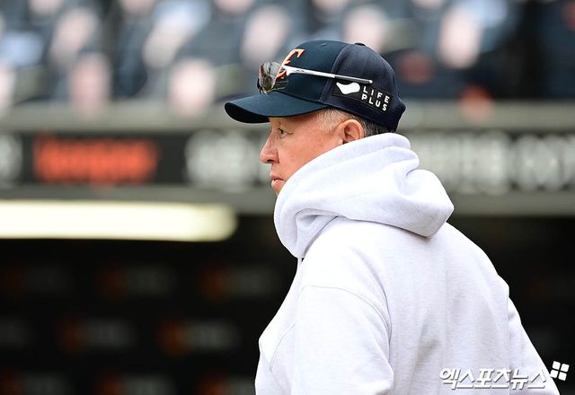 18일 오후 대전한화생명볼파크에서 열리는 '2025 신한 SOL Bank KBO 포스트시즌' 삼성 라이온즈와 한화 이글스의 플레이오프 2차전 경기에 앞서 한화 김경문 감독이 그라운드 상태를 지켜보고 있다. 대전, 박지영 기자