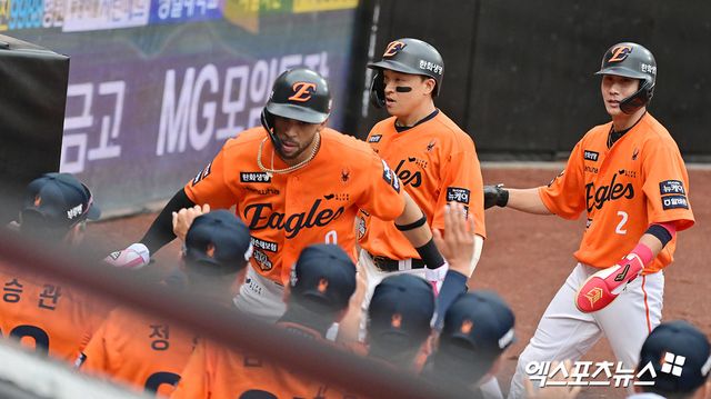 18일 오후 대전 한화생명 볼파크에서 열린 '2025 신한 SOL Bank KBO 포스트시즌' 삼성 라이온즈와 한화 이글스의 플레이오프 1차전 경기, 2회말 2사 만루 한화 리베라토-손아섭-심우준이 문현빈이 3타점 2루타때 득점에 성공하고 있다. 엑스포츠뉴스DB