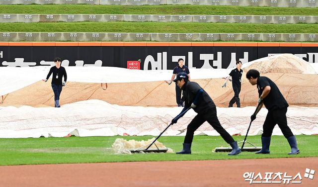 18일 오후 대전한화생명볼파크에서 열리는 '2025 신한 SOL Bank KBO 포스트시즌' 삼성 라이온즈와 한화 이글스의 플레이오프 2차전 경기에 앞서 구장 관리 요원들이 그라운드를 정비하고 있다. 대전, 박지영 기자