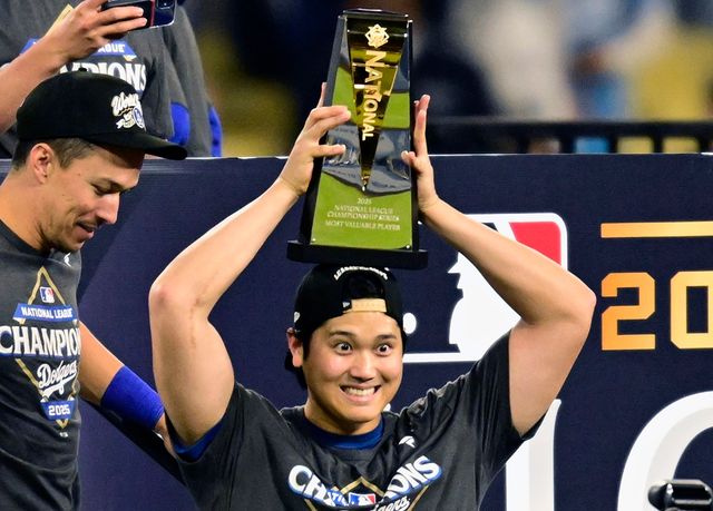 미국 메이저리그 LA 다저스의 오타니 쇼헤이가 18일(한국시간) 미국 캘리포니아주 로스앤젤레스의 다저스타디움에서 열린 밀워키 브루어스와의 2025 메이저리그 포스트시즌 내셔널리그 챔피언십시리즈(NLCS, 7전 4승제, 다저스 3승) 4차전에서 선발투수로 6이닝 무실점, 1번 지명타자로 3홈런을 기록하는 활약을 펼쳤다. 사진 연합뉴스