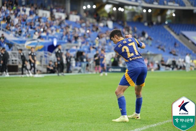 울산은 18일 울산문수축구경기장에서 열린 하나은행 K리그1 2025 33라운드 홈 경기에서 광주FC를 2-0으로 꺾었다. 울산이 K리그1에서 승리한 것은 최근 3무 4패 뒤 8경기 만이다. 2015년(최종 7위) 이후 10년 만에 하위 스플릿인 파이널B로 추락한 울산은 승점 40으로 10위에서 일단 강등권을 벗어난 9위가 됐다. 이날 경기는 노상래 감독대행 체제 뒤 첫 경기였다. 경기 중엔 37살 고참 선수 이청용이 신태용 전 감독을 사실상 저격하는 골프 세리머니를 해서 화제가 됐다. 한국프로축구연맹 