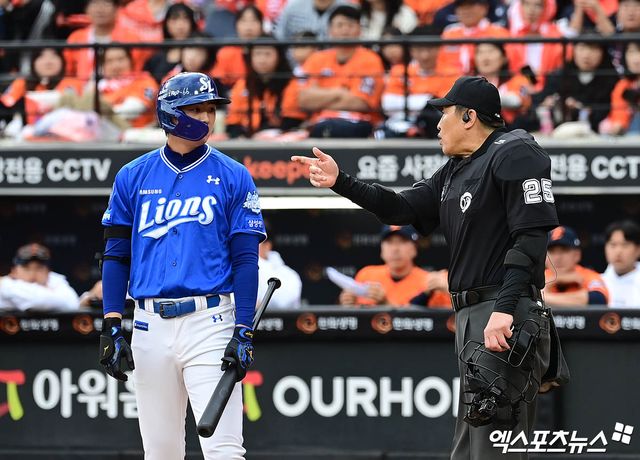 삼성과 한화는 18일 대전 한화생명볼파크에서 2025 신한 SOL 뱅크 KBO 플레이오프 1차전 맞대결을 치렀다. 이날 3회초 삼성은 무사 1, 3루 찬스를 만들었다. 타석에 들어선 구자욱은 초구 볼을 지켜본 뒤 2구째를 앞두고 타임을 요청했다. 이후 폰세가 투구 동작에 들어갈 때마다 구심에게 항의했고, 이는 폰세의 긴 투구 간격에 대한 불만 표시였다.&nbsp;폰세는 피치클락 규정에 맞춰 던졌다는 입장을 고수했다. 삼성 박진만 감독은 직접 그라운드에 나와 폰세의 투구 템포를 문제 삼았다. 구심 역시 상황을 예의주시하며 폰세가 피치클락 활용 과정에서 고의적인 시간 지연이 있었는지 관여했다. 한화 김경문 감독도 나서서 구심에게 적극적으로 설명을 이어갔다. 대전, 김한준·박지영 기자