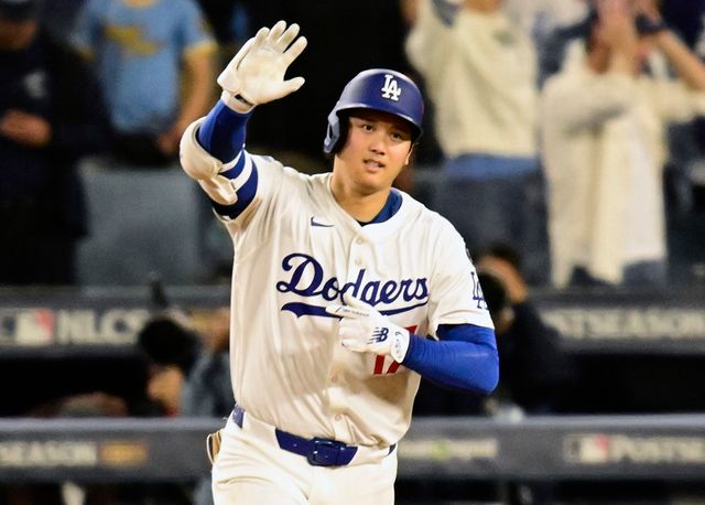미국 메이저리그 LA 다저스의 오타니 쇼헤이가 18일(한국시간) 미국 캘리포니아주 로스앤젤레스의 다저스타디움에서 열린 밀워키 브루어스와의 2025 메이저리그 포스트시즌 내셔널리그 챔피언십시리즈(NLCS, 7전 4승제, 다저스 3승) 4차전에서 선발투수로 6이닝 무실점, 1번 지명타자로 3홈런을 기록하는 활약을 펼쳤다. 사진 연합뉴스