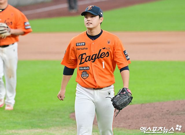 한화 이글스 문동주가 지난 18일 삼성 라이온즈와의 플레이오프 1차전에 구원등판, 2이닝 무실점 완벽투로 홀드를 기록했다. 사진 김한준 기자