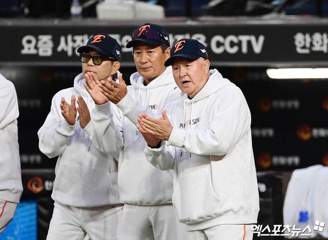 김경문 감독이 이끄는 한화 이글스가 19일 대전 한화생명볼파크에서 열리는 삼성과의 2025 신한 SOL Bank 포스트시즌 플레이오프 2차전에서 전날 1차전과 동일한 선발 라인업을 구성했다. 사진 김한준 기자