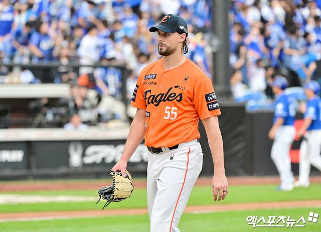한화 이글스 외국인 투수 라이언 와이스가 19일 대전 한화생명 볼파크에서 열린 2025 신한 SOL Bank KBO 포스트시즌 플레이오프(5전 3선승제, 한화 1승) 2차전에 선발등판, 4이닝 5실점으로 패전투수가 됐다. 사진 김한준·박지영 기자