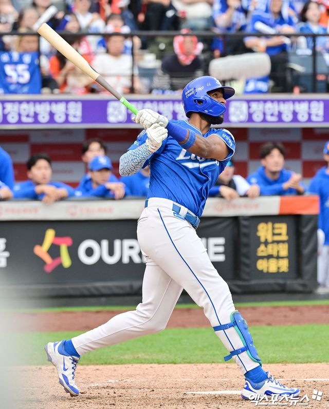 19일 오후 대전 한화생명 볼파크에서 열린 '2025 신한 SOL Bank KBO 포스트시즌' 삼성 라이온즈와 한화 이글스의 플레이오프 2차전 경기, 4회초 2사 1,3루 삼성 디아즈가 1타점 2루타를 날리고 있다. 엑스포츠뉴스 대전, 김한준 기자