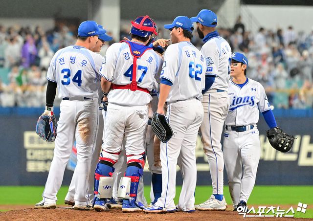 13일 오후 대구삼성라이온즈파크에서 열린 '2025 신한 SOL Bank KBO 포스트시즌' SSG 랜더스와 삼성 라이온즈의 준플레이오프 3차전 경기, 삼성이 SSG에 5:3으로 승리하며 플레이오프 진출까지 1승만을 남겨뒀다. 이날 경기에서 승리한 삼성 선수들이 기뻐하고 있다. 엑스포츠뉴스 DB