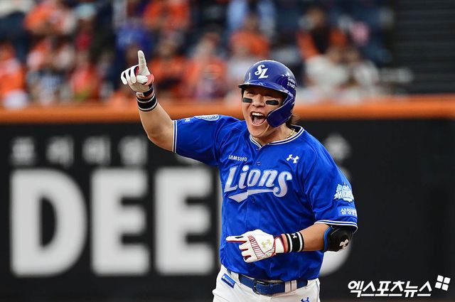삼성 라이온즈 포수 강민호가 19일 대전 한화생명 볼파크에서 올린 2025 신한 SOL Bank KBO 포스트시즌 플레이오프 2차전에서 한화 이글스 엄상백을 상대로 2점 홈런을 기록했다. 사진 김한준, 박지영 기자