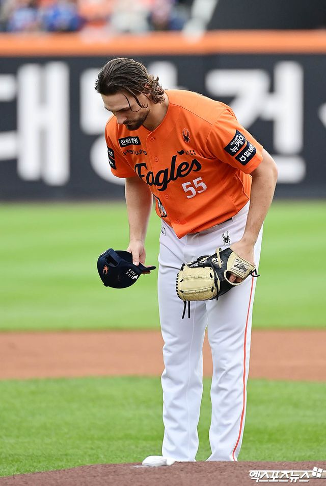 한화 이글스 오른손 투수 라이언 와이스는 19일 대전 한화생명 볼파크에서 열린 2025 신한 SOL Bank KBO리그 포스트시즌 삼성 라이온즈와의 플레이오프 2차전에서 선발투수로 나선 뒤 경기 전 마운드에서 인사하고 있다. 와이스는 이날 4이닝 9피안타 2사사구 4탈삼진 5실점으로 부진했다.&nbsp;대전=김한준·박지영 기자