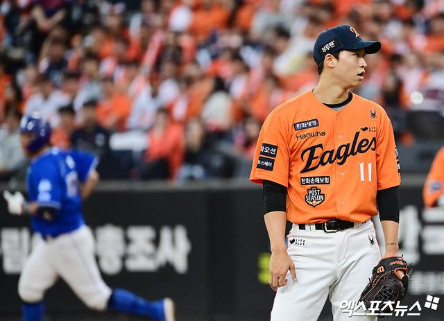 19일 오후 대전한화생명볼파크에서 열린 '2025 신한 SOL Bank KBO 포스트시즌' 삼성 라이온즈와 한화 이글스의 플레이오프 2차전 경기, 9회초 2사 1루 한화 투수 엄상백이 삼성 강민호에게 2점 홈런을 허용한 뒤 아쉬워하고 있다. 대전, 박지영 기자