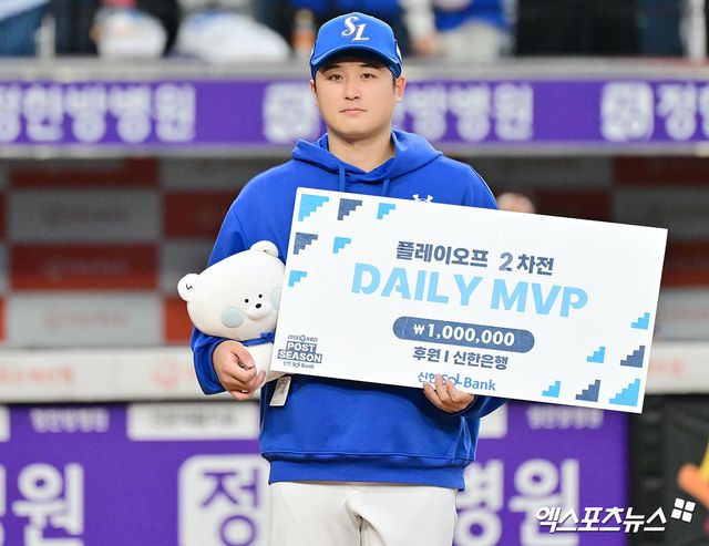 19일 오후 대전한화생명볼파크에서 열린 '2025 신한 SOL Bank KBO 포스트시즌' 삼성 라이온즈와 한화 이글스의 플레이오프 2차전 경기, 삼성이 선발투수 최원태의 7이닝 1실점 완벽투에 힘입어 한화에게 7:3의 스코어로 승리하며 시리즈 전적 1승1패로 균형을 맞췄다. 플레이오프 2차전 데일리MVP를 수상한 삼성 최원태가 포즈를 취하고 있다. 엑스포츠뉴스 대전, 김한준 기자