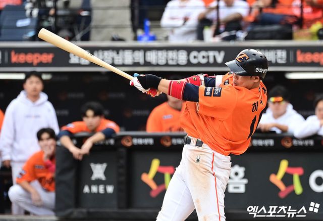 19일 오후 대전한화생명볼파크에서 열린 '2025 신한 SOL Bank KBO 포스트시즌' 삼성 라이온즈와 한화 이글스의 플레이오프 2차전 경기, 4회말 1사 한화 하주석이 안타를 치고 있다. 엑스포츠뉴스 대전, 박지영 기자