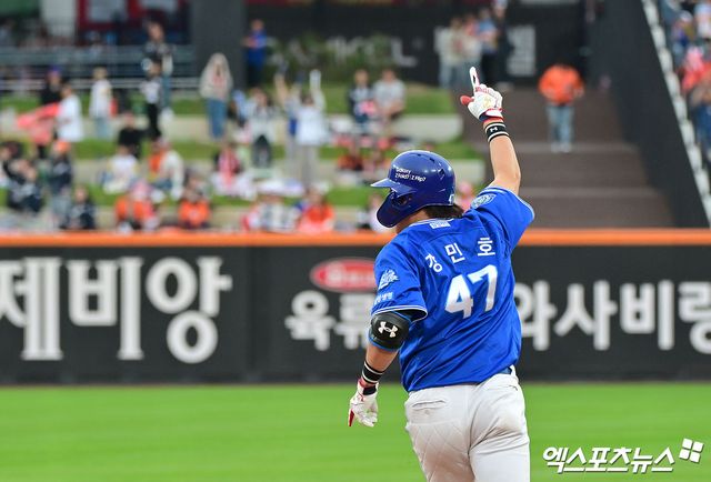 19일 오후 대전 한화생명 볼파크에서 열린 '2025 신한 SOL Bank KBO 포스트시즌' 삼성 라이온즈와 한화 이글스의 플레이오프 2차전 경기, 9회초 2사 1루 삼성 강민호가 투런 홈런을 날리고 있다. 엑스포츠뉴스 대전, 김한준 기자