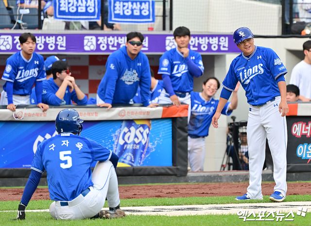 19일 오후 대전 한화생명 볼파크에서 열린 '2025 신한 SOL Bank KBO 포스트시즌' 삼성 라이온즈와 한화 이글스의 플레이오프 2차전 경기, 4회초 2사 1,3루 삼성 구자욱이 디아즈가 1타점 2루타때 한화 최지훈에게 태그아웃을 당하고 있다. 엑스포츠뉴스 대전, 김한준 기자