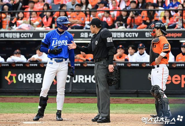 삼성과 한화는 18일 대전 한화생명볼파크에서 2025 신한 SOL 뱅크 KBO 플레이오프 1차전 맞대결을 치렀다. 이날 3회초 삼성은 무사 1, 3루 찬스를 만들었다. 타석에 들어선 구자욱은 초구 볼을 지켜본 뒤 2구째를 앞두고 타임을 요청했다. 이후 폰세가 투구 동작에 들어갈 때마다 구심에게 항의했고, 이는 폰세의 긴 투구 간격에 대한 불만 표시였다. 폰세는 피치클락 규정에 맞춰 던졌다는 입장을 고수했다. 삼성 박진만 감독은 직접 그라운드에 나와 폰세의 투구 템포를 문제 삼았다. 구심 역시 상황을 예의주시하며 폰세가 피치클락 활용 과정에서 고의적인 시간 지연이 있었는지 관여했다. 한화 김경문 감독도 나서서 구심에게 적극적으로 설명을 이어갔다. 대전, 김한준·박지영 기자