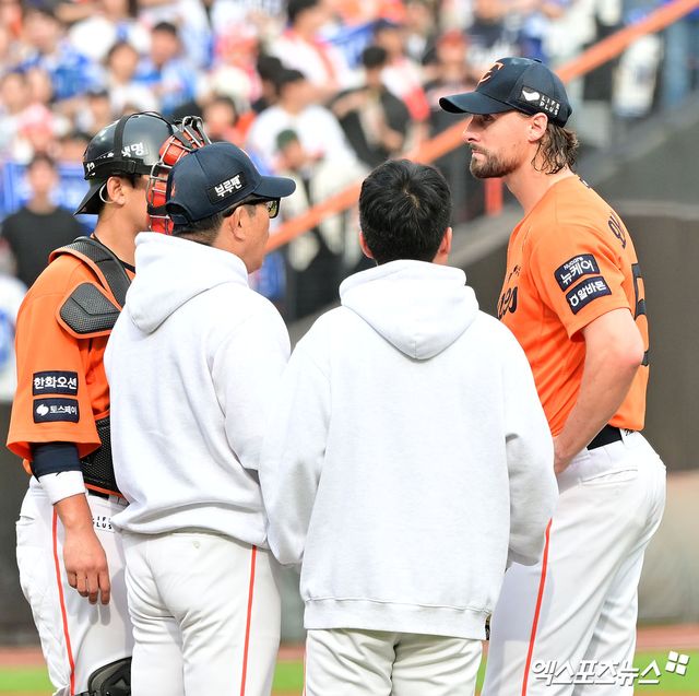 한화 이글스 오른손 투수 라이언 와이스는 19일 대전 한화생명 볼파크에서 열린 2025 신한 SOL Bank KBO리그 포스트시즌 삼성 라이온즈와의 플레이오프 2차전에서 선발투수로 나서 던지다가 양상문 투수코치와 마운드에서 의견을 나누고 있다. 와이스는 4이닝 9피안타 2사사구 4탈삼진 5실점으로 부진했다.&nbsp;대전=김한준·박지영 기자