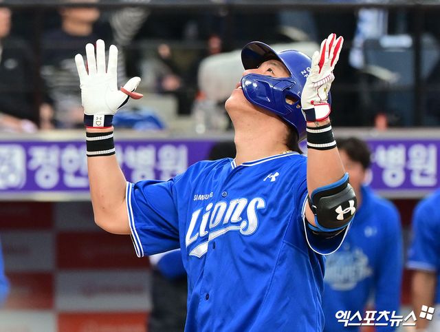 19일 오후 대전 한화생명 볼파크에서 열린 '2025 신한 SOL Bank KBO 포스트시즌' 삼성 라이온즈와 한화 이글스의 플레이오프 2차전 경기, 9회초 2사 1루 삼성 강민호가 투런 홈런을 날린 후 기뻐하고 있다. 엑스포츠뉴스 대전, 김한준 기자