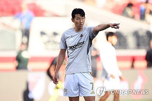 가는 곳마다 역사를 쓰는 손흥민이 LAFC에서도 구단 통산 500번째 득점 주인공이 됐다. 또한 영혼의 파트너 드니 부앙가와 함께 최근 LAFC가 기록한 21골 중 19골을 합작하면서 미국 메이저리그사커 신기록을 세웠다. 팽팽하게 경기가 진행되던 전반 42분 선제골을 터뜨린 손흥민은 이 경기 전까지 499골을 기록 중이었던 LAFC의 500번째 골을 넣은 선수가 됐다. 연합뉴스