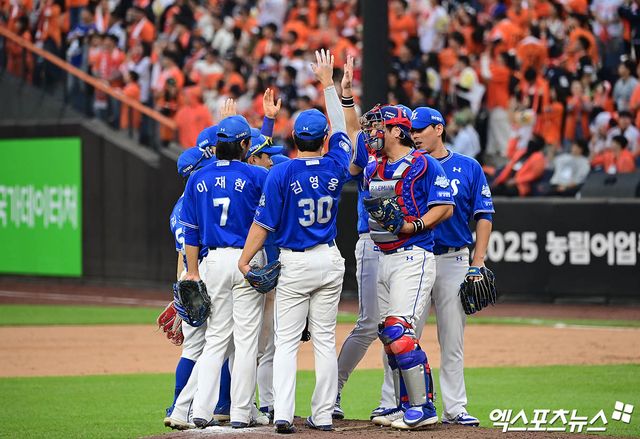 19일 오후 대전한화생명볼파크에서 열린 '2025 신한 SOL Bank KBO 포스트시즌' 삼성 라이온즈와 한화 이글스의 플레이오프 2차전 경기, 삼성이 선발투수 최원태의 7이닝 1실점 완벽투에 힘입어 한화에게 7:3의 스코어로 승리하며 시리즈 전적 1승1패로 균형을 맞췄다. 경기 종료 후 삼성 선수들이 승리의 기쁨을 나누고 있다. 엑스포츠뉴스 대전, 박지영 기자
