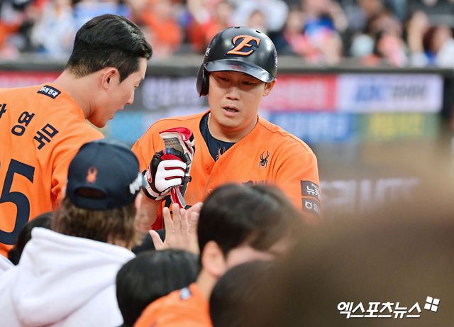 19일 오후 대전 한화생명 볼파크에서 열린 '2025 신한 SOL Bank KBO 포스트시즌' 삼성 라이온즈와 한화 이글스의 플레이오프 2차전 경기, 9회말 1사 2루 한화 하주석이 허인서의 1타점 2루타때 득점에 성공하고 있다. 엑스포츠뉴스 대전, 김한준 기자