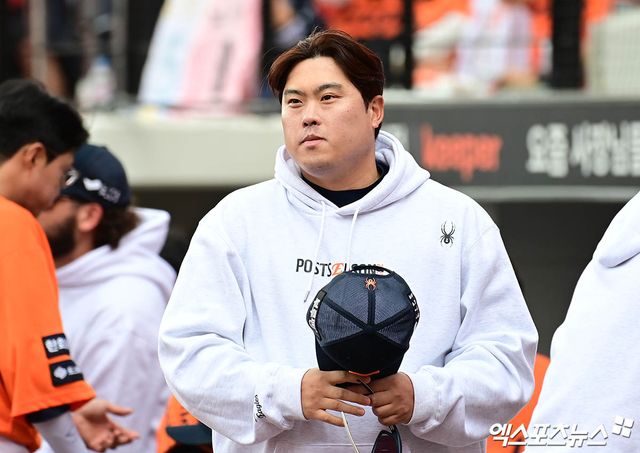 19일 오후 대전한화생명볼파크에서 열린 '2025 신한 SOL Bank KBO 포스트시즌' 삼성 라이온즈와 한화 이글스의 플레이오프 2차전 경기에 앞서 한화 류현진이 그라운드에 나와 도열하고 있다. 엑스포츠뉴스 대전, 박지영 기자