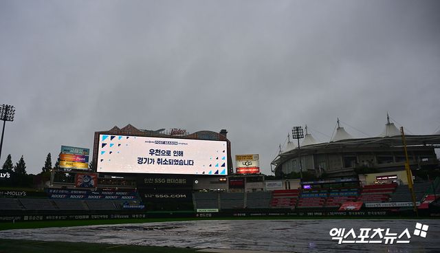10일 오후 인천SSG랜더스필드에서 열릴 예정이었던 '2025 신한 SOL Bank KBO 포스트시즌' 삼성 라이온즈와 SSG 랜더스의 준플레이오프 2차전 경기는 우천으로 취소되었다. 엑스포츠뉴스 DB