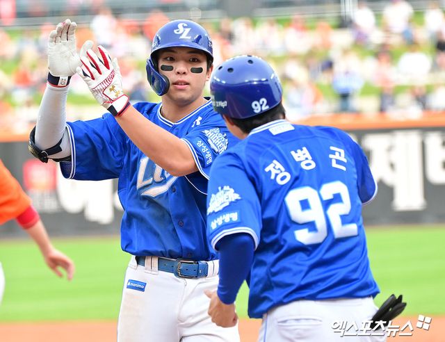 19일 오후 대전 한화생명 볼파크에서 열린 '2025 신한 SOL Bank KBO 포스트시즌' 삼성 라이온즈와 한화 이글스의 플레이오프 2차전 경기, 3회초 1사 2,3루 삼성 김영웅이 2타점 적시타를 날린 후 기뻐하고 있다. 엑스포츠뉴스 대전, 김한준 기자